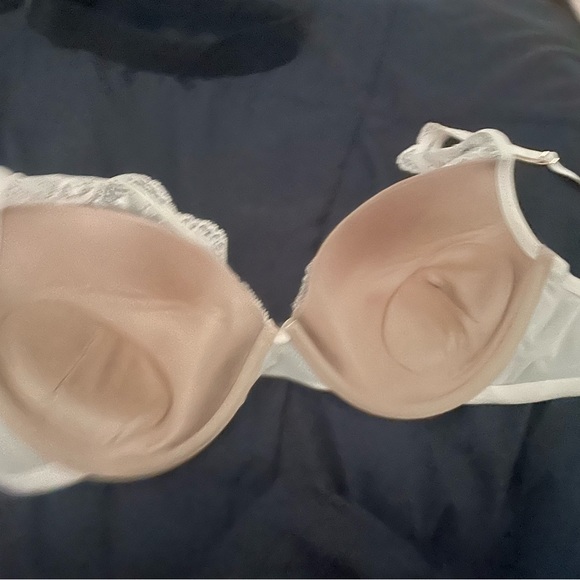 Third Lve like new bra…40B Lace Contour Plunge…worn once for a few minutes. - Picture 3 of 4